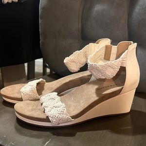 Crème Lucky Brand Wedges size 10
